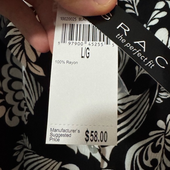 ⚡️ NWT Grace Black & White Floral Rayon Top | Size L | 22” Pit to Pit - Picture 3 of 3